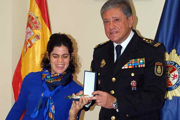 Piluka reccoge la Cruz al Mérito Policial, en su distintivo blanco, otorgada a Plena Inclusión Madrid en 2020