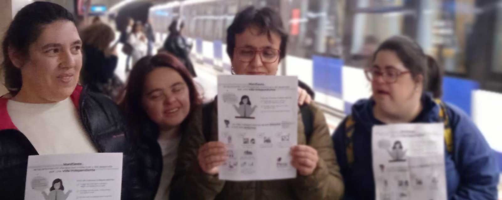 Mujeres con discapacidad explicando sus reivindicaciones en el metro de Madrid