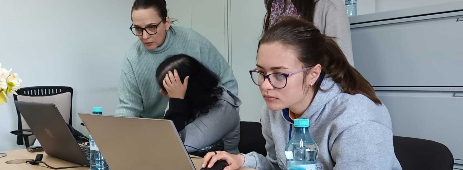 Estudiantes rumanas siguiendo el curso con ayuda del dinamizador