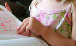 imagen de una alumna leyendo