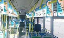 simulación de la campaña en interior de autobuses
