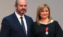 Pedro Rollán haciendo entrega de la Medalla de Plata de la Comunidad de Madrid a Plena Inclusión Madrid