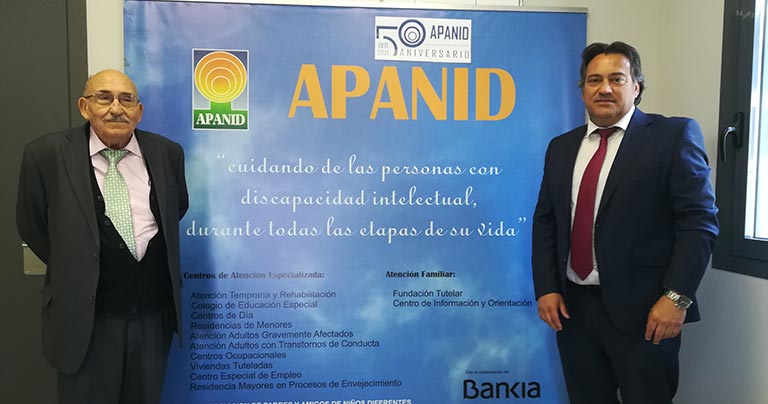 Juan Agudo Valtierra y Juan Agudo Villa posan por las 50 años de Apanid