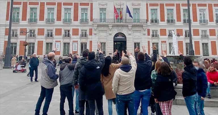 el grupo en la Puerta del Sol