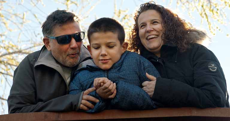 Día Internacional de la Familia. Fotografía de la Hugo y sus padres, familia de Fundación Raíles