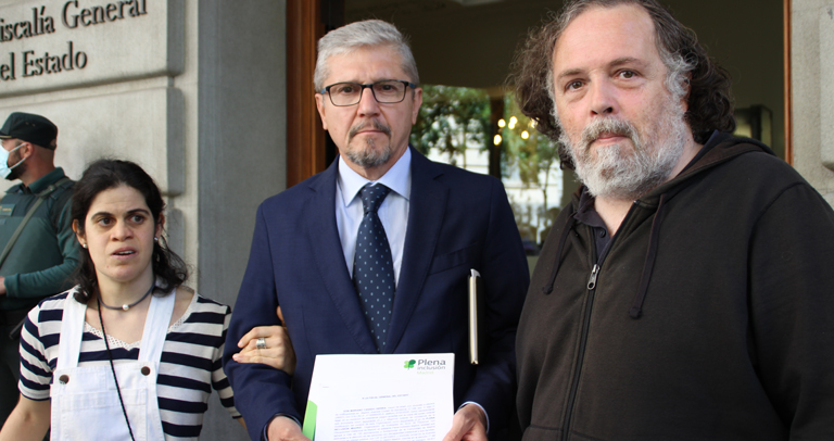 Pilar Rodríguez Avial, Mariano Casado y Miguel Iglesias ante la Fiscalía General del Estado tras presentar la denuncia