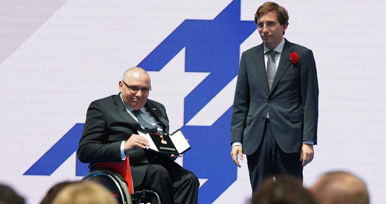 Óscar Moral recibe la Medalla de Madrid de manos de José Luis Martínez Almeida