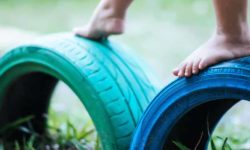 Centros abiertos: Niño haciendo equilibrio en neumáticos