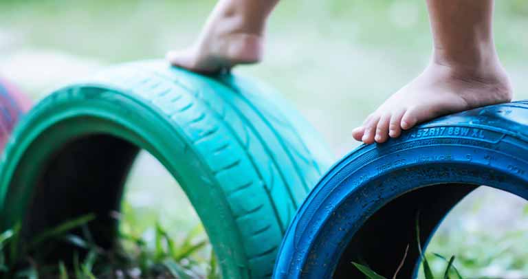 Centros abiertos: Niño haciendo equilibrio en neumáticos