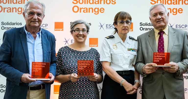 Down Madrid posando con el premio por fomentar la igualdad de oportunidades en la tecnología