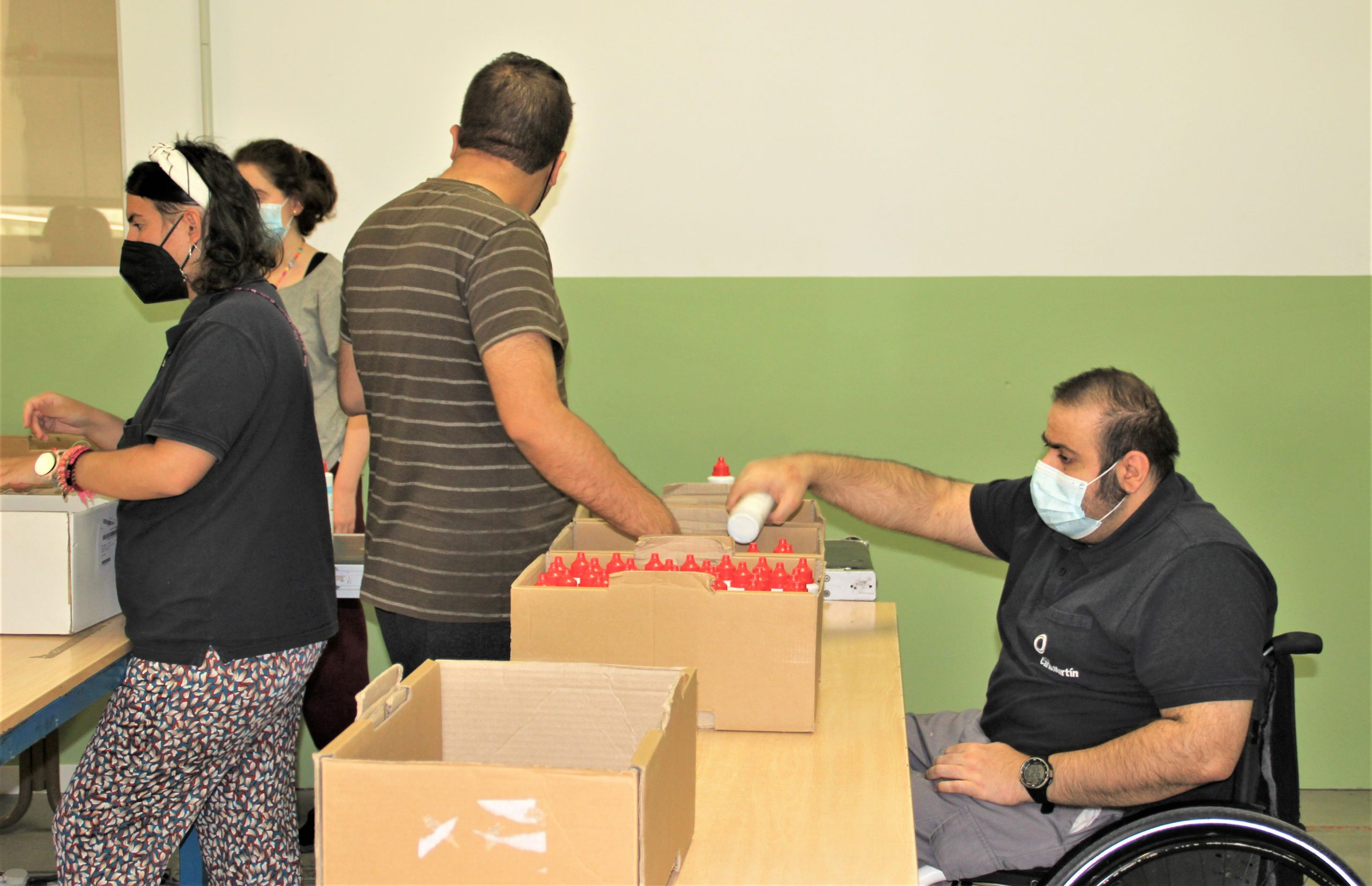 Centro de empleo de Fundación Raíles donde guardan un pedido en cajas de cartón