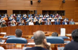 Bancada con representantes de todos los grupos parlamentarios de la Asamblea de Madrid