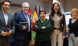 La Junta directiva de Plena Inclusión Madrid y la presidenta de la Asamblea regional