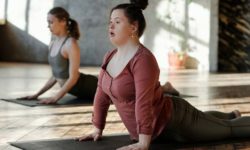 Jóven con síndrome de Down haciendo yoga en espacio comunitario
