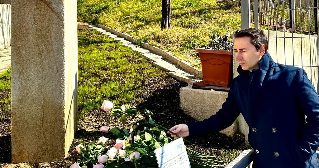 Ofrenda floral acto homenaje víctimas COVID-19