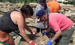 Personas con discapacidad intelectual durante una jornada de trabajo en la excavación del Castillo Viejo de Manzanares el Real