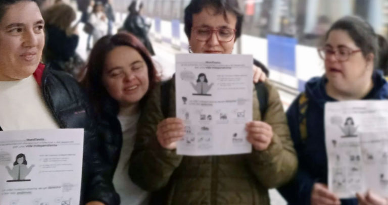 Mujeres con discapacidad intelectual de Aprocor durante las acciones de difusión del Manifiesto