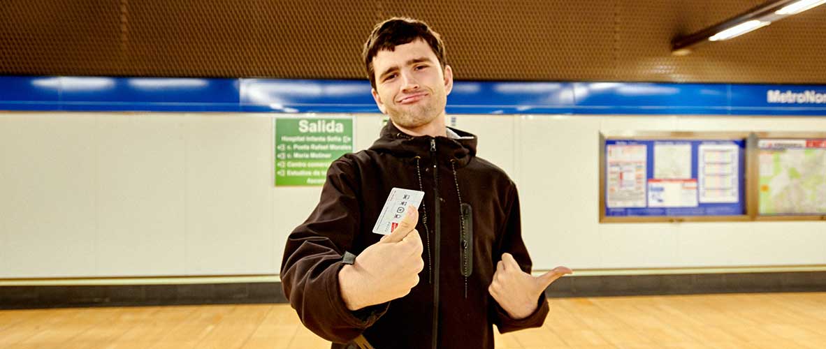 Una persona con TEA realizando un viaje en metro