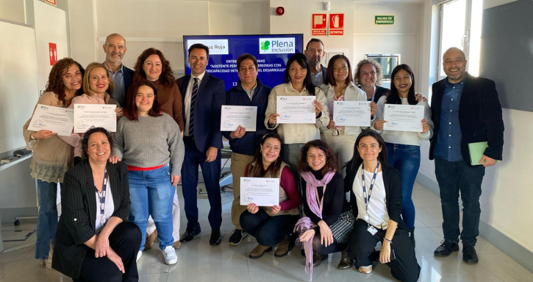 Las personas formadas en Asistencia Personal por Plena Inclusión Madrid y Cruz Roja reciben su diploma de capacitación